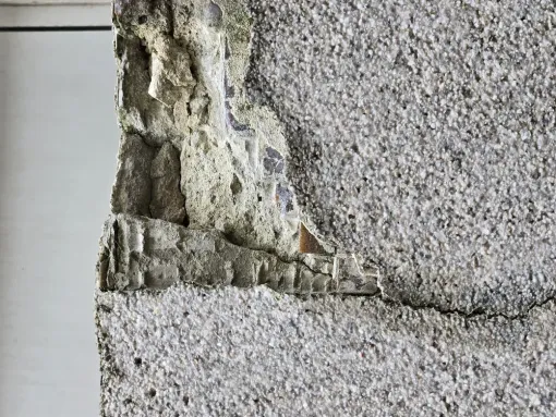 Pourquoi le traitement de l'humidité sur les bâtiments publics est important ?, Maen Roch, Progrès Rénovation