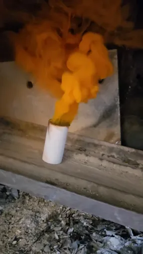 Test au fumigène d'un conduit de cheminée après un départ de feu à Maen Roch, Maen Roch, Progrès Rénovation