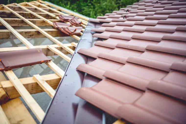 Faut-il refaire toute la couverture si quelques tuiles sont abîmées ?, Maen Roch, Progrès Rénovation